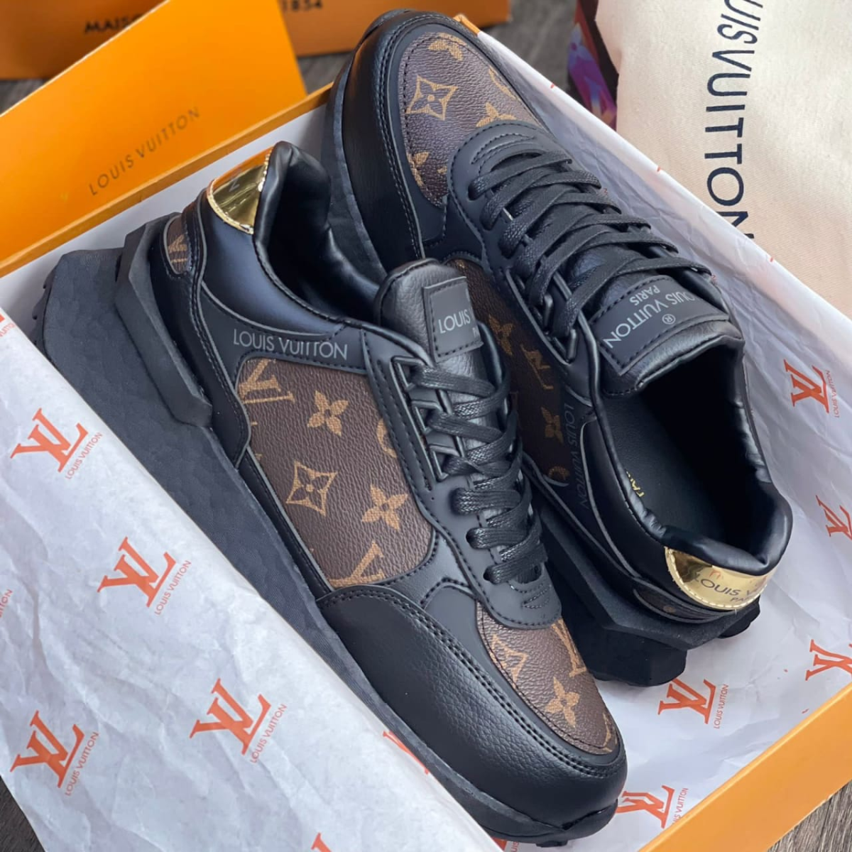 Comprar Louis Vuitton Tenis Hombre. Si buscas un calzado exclusivo que combine lujo, estilo y comodidad, los Louis Vuitton tenis hombre son la elección perfecta. En Onlineshoppingcenterg, te ofrecemos una amplia variedad de modelos para que encuentres el par ideal y lleves tu look al siguiente nivel.  ¿Por qué elegir Louis Vuitton Tenis Hombre? 1. Diseño exclusivo y moderno Los tenis Louis Vuitton hombre destacan por su diseño innovador y elegante, perfecto para quienes buscan un calzado que combine con cualquier ocasión. Ya sea que prefieras los Louis Vuitton suela roja tenis o los clásicos tenis Louis Vuitton hombre negros, siempre marcarás tendencia.  2. Materiales de alta calidad Cada par está elaborado con materiales de primera, garantizando durabilidad y confort. Modelos como los zapatillas Louis Vuitton hombre precio no solo son atractivos, sino también funcionales para el día a día.  3. Variedad de estilos Desde los icónicos Louis Vuitton tenis suela roja hasta los sofisticados mocasines Louis Vuitton hombre, en nuestra tienda encontrarás opciones para todos los gustos y necesidades.